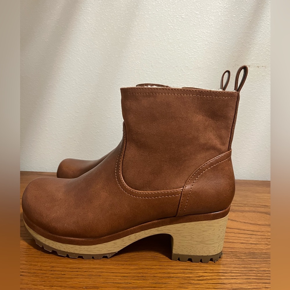 Universal Thread Clog Boots